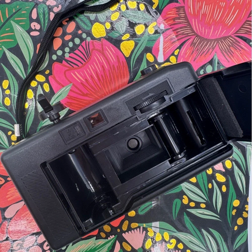 Mikona MV-828 35mm Film Camera Focus Free f5.6 Lens Built-in Flash Black Vintage